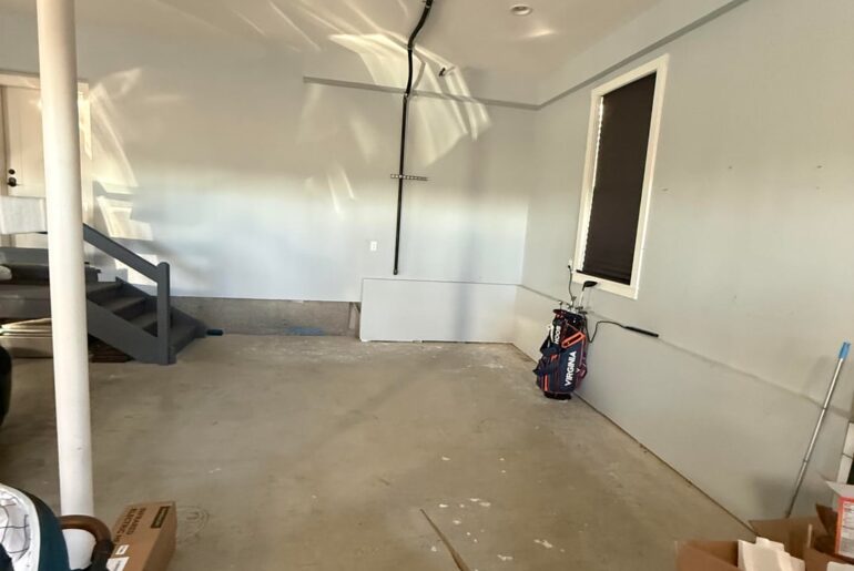 Finally finished my garage sim after stalking this sub for over a year.