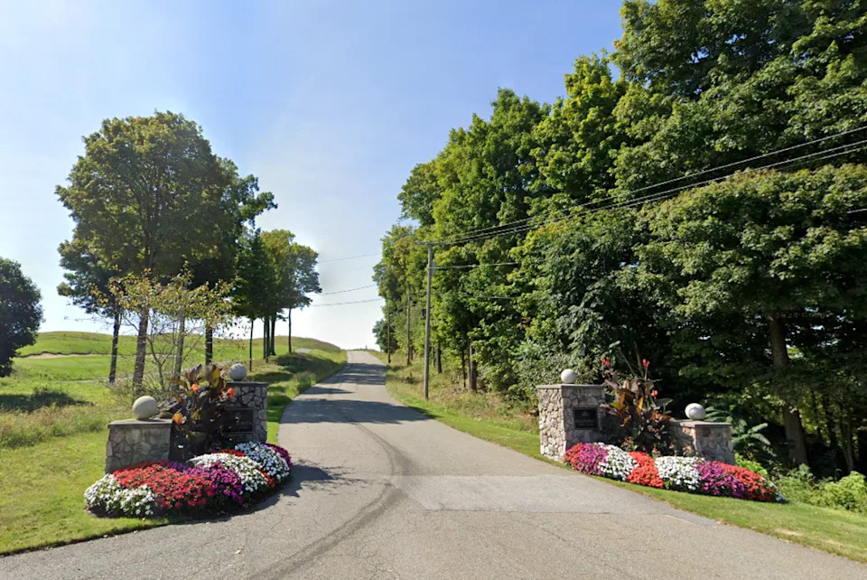 The suit accuses course owners of failing to monitor weather or warn players of lightning risk (Google Street View)