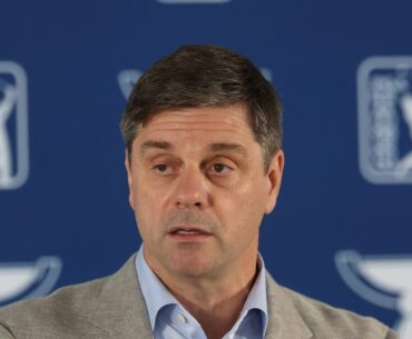 Brian Rolapp, Tiger Woods make presentation to Hero field in Bahamas