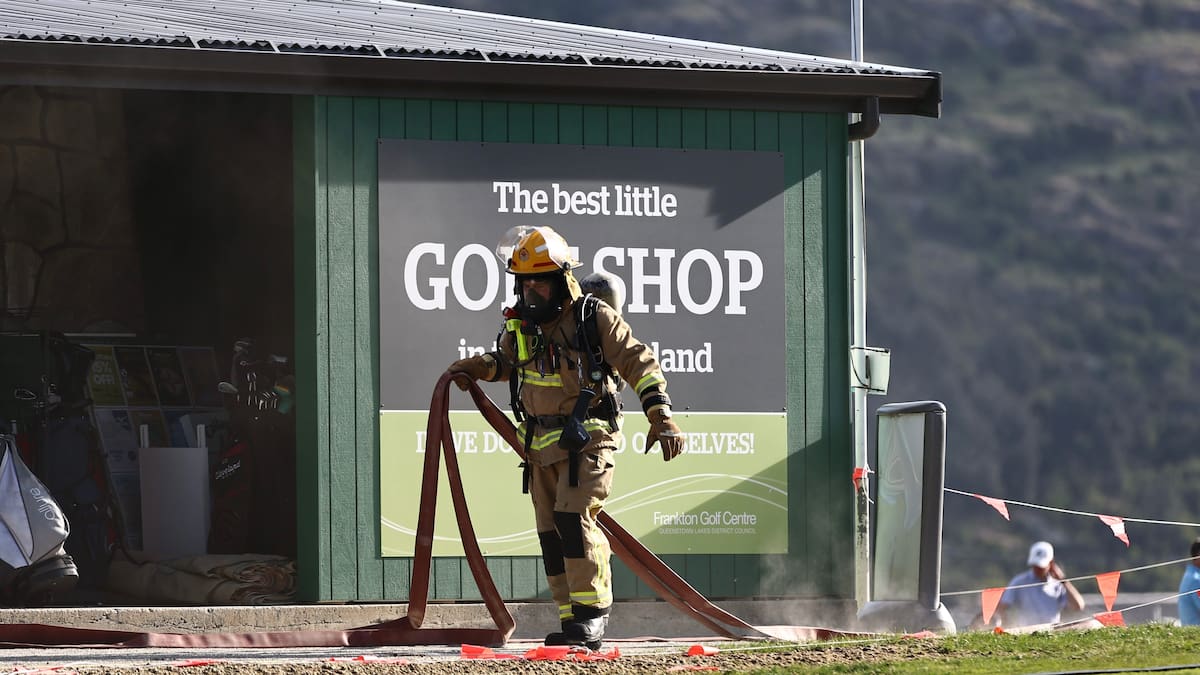 Frankton Golf Centre clubhouse in Queenstown gutted as crews battle major fire Frankton Golf Centre clubhouse in Queenstown gutted as crews battle major fire