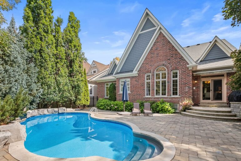 Five offers for Markham bungaloft next to golf course after $190,000 price cut