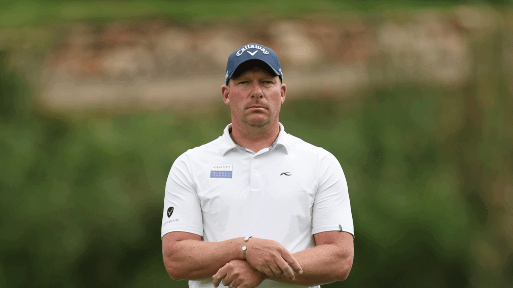 Alfred Dunhill Championship Leaderboard: Shaun Norris Ahead Shaun Norris stands with his hands resting on his putter at the 2025 Alfred Dunhill Championship
