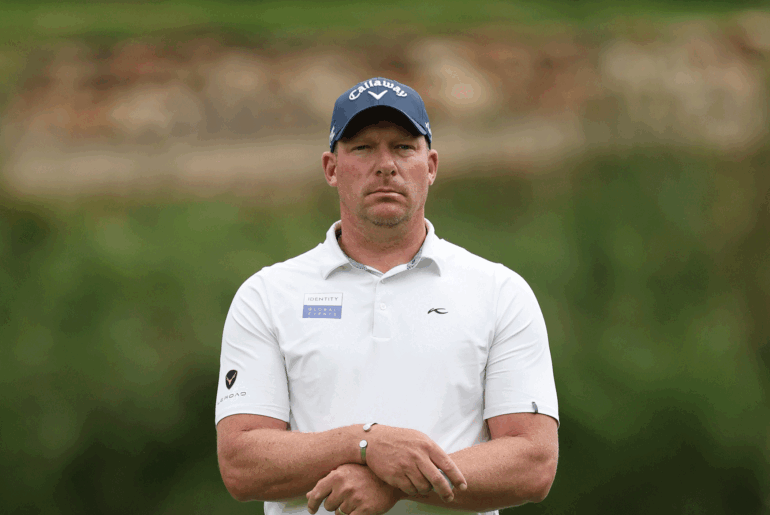 Shaun Norris stands with his hands resting on his putter at the 2025 Alfred Dunhill Championship