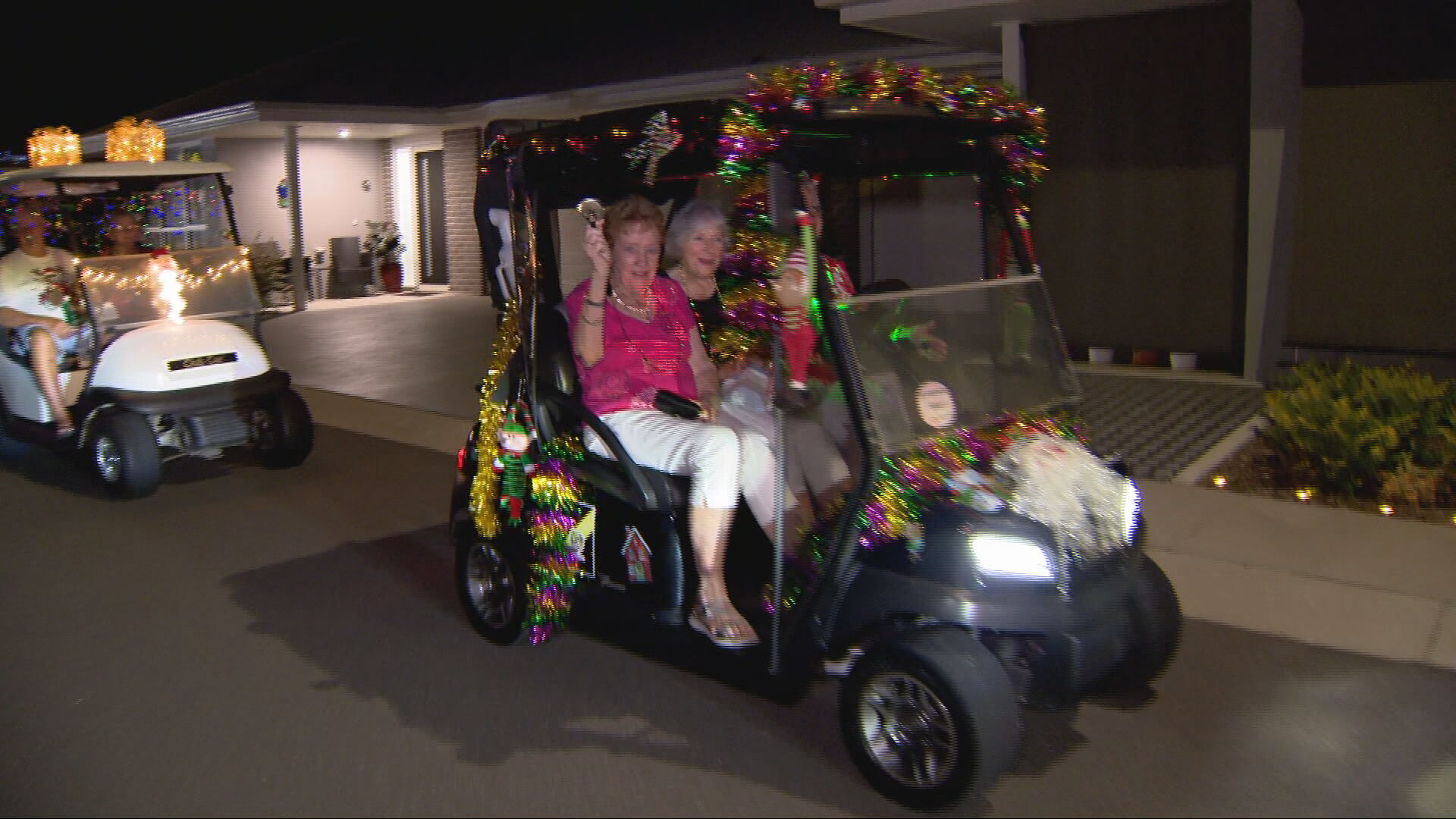 Golf cart cavalcade brightens the streets of Hunter retirement village – NBN News Golf cart cavalcade brightens the streets of Hunter retirement village – NBN News
