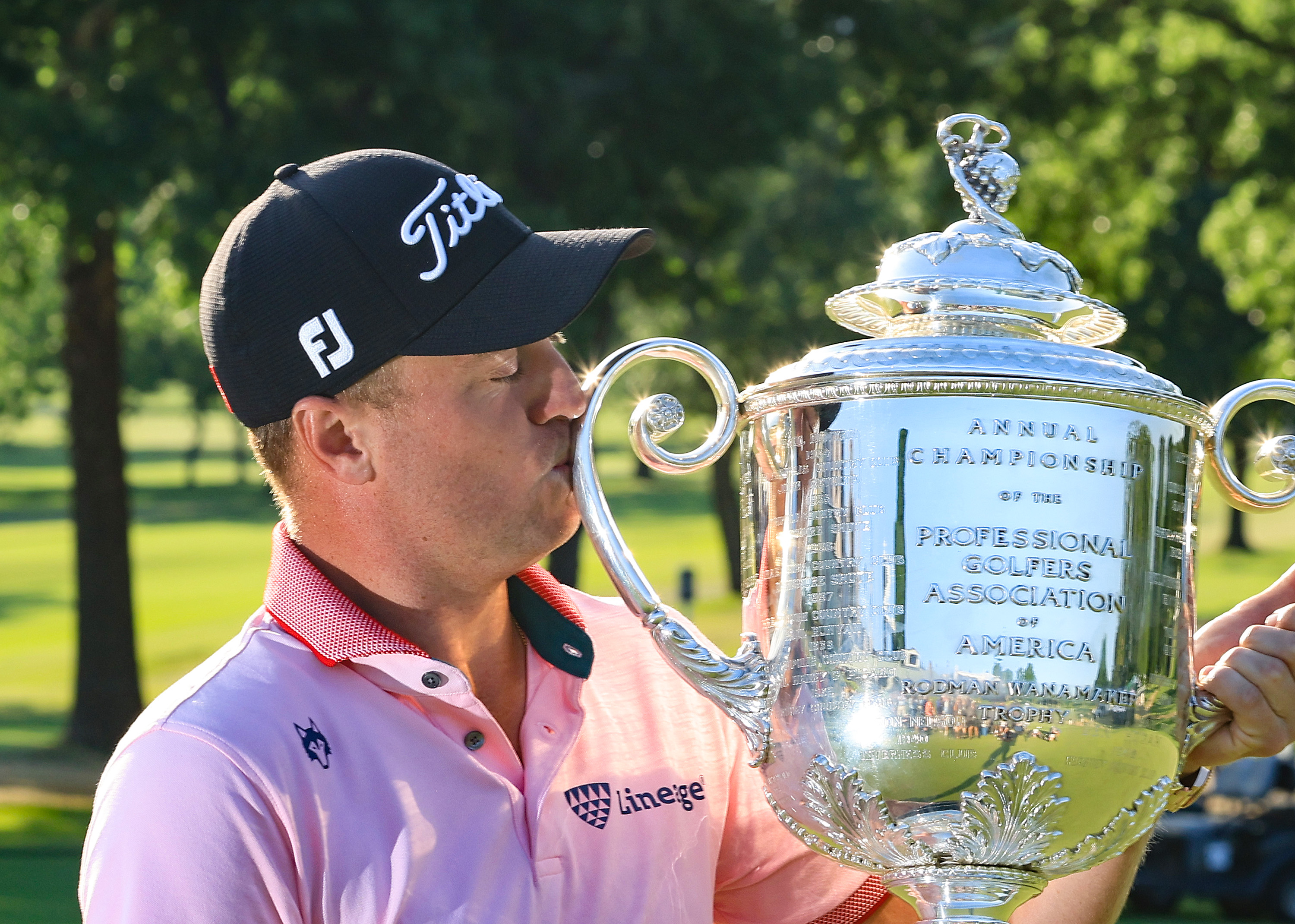 Justin Thomas kisses the Wanamaker Trophy