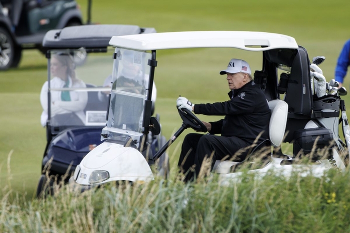 U.S. President Donald Trump drives a golf cart at his own golf course in Turnberry, Scotland, in July (local time). Yonhap News Agency
