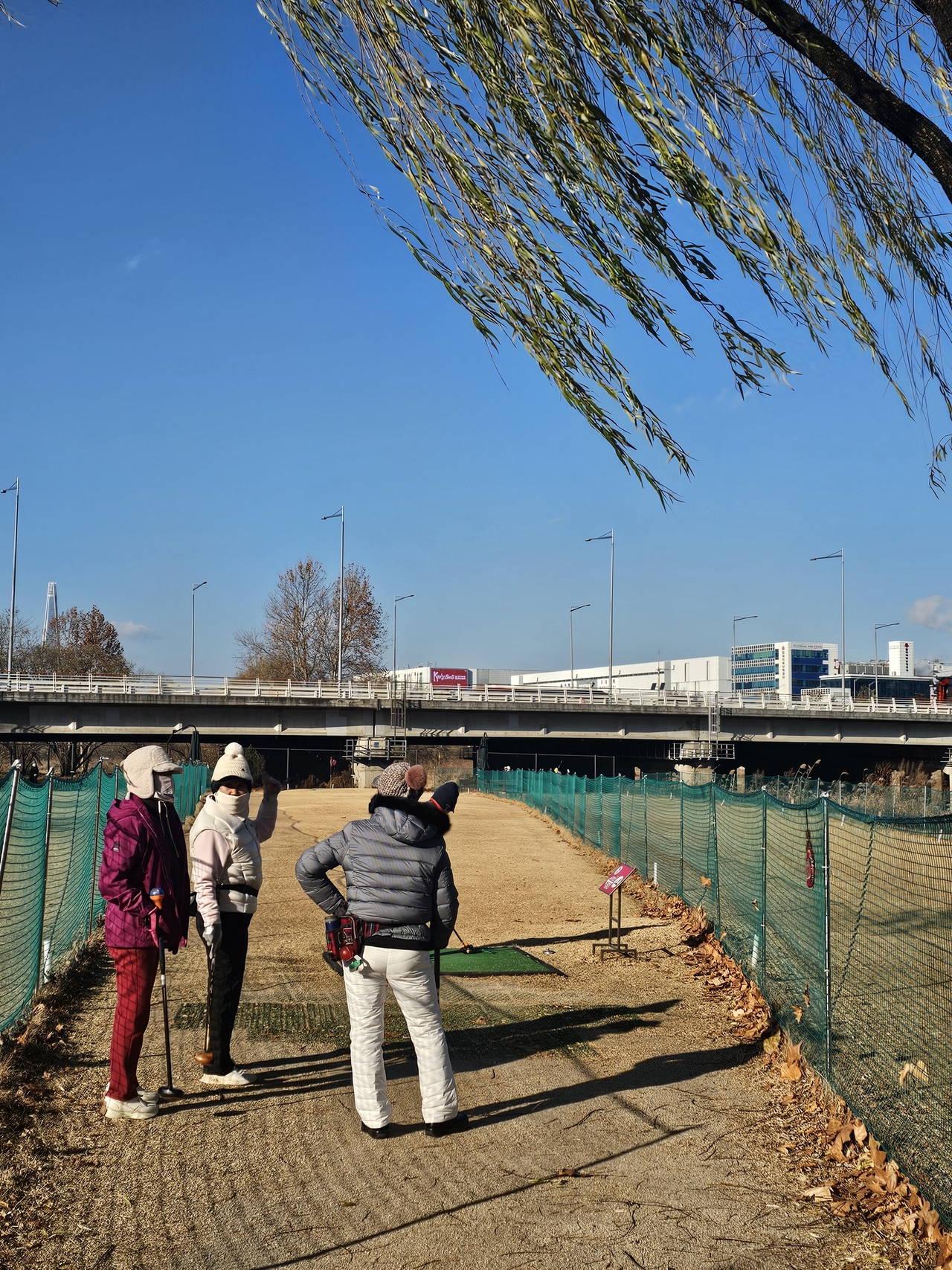 Yoon and three other women in their 60s wait for their turn to hit a ball at a public park golf course near the Tancheon Stream in Segok-dong, Gangnam-gu, Seoul, Dec. 3. (Choi Jae-hee / The Korea Herald)