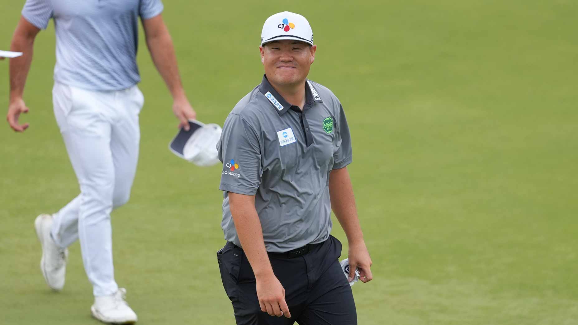 Sungjae Im, who denied LIV rumors, smiles to the fans during the 2025 Tour Championship.