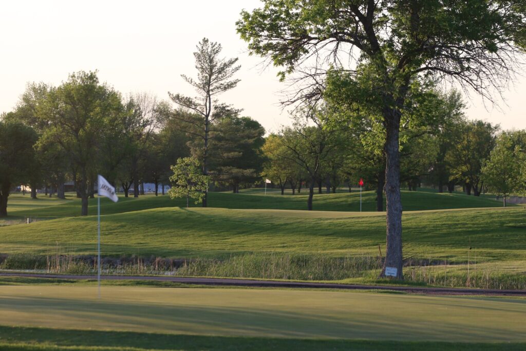 Who gets a discount? Rate hike at city golf course prompts questions about volunteer board perks – Mitchell Republic