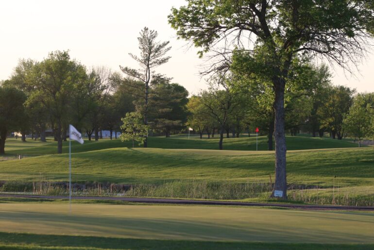 Who gets a discount? Rate hike at city golf course prompts questions about volunteer board perks - Mitchell Republic