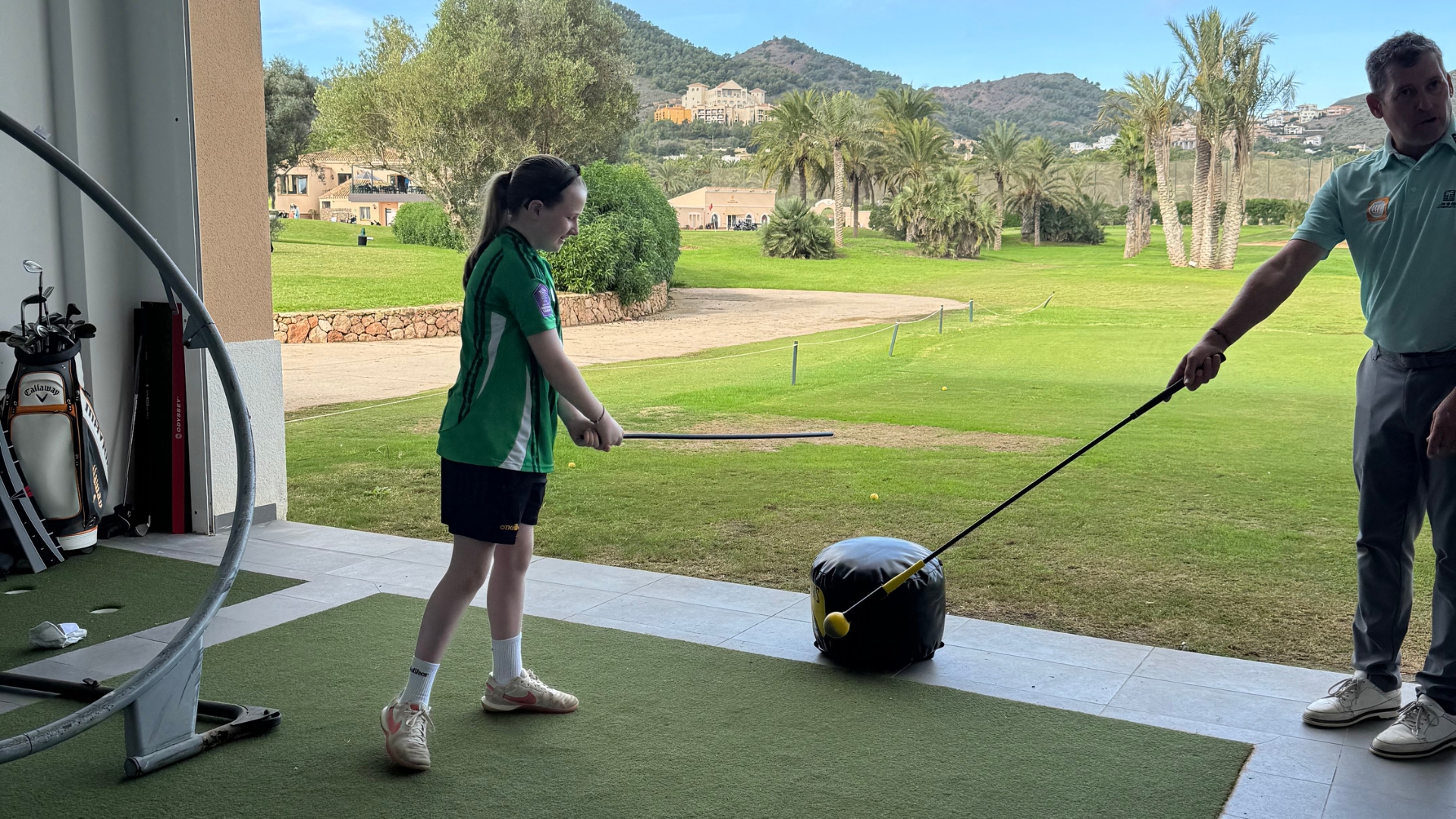 Golf pro Craig Donnelly teaching us how to play