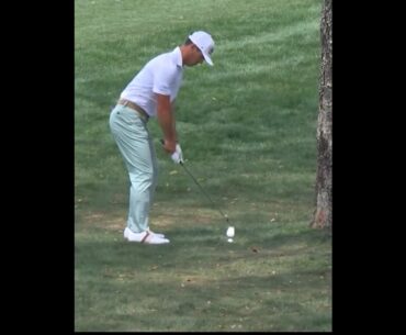 Playing a reverse left handed shot now this is very impressive #golf #golffun #golfswing