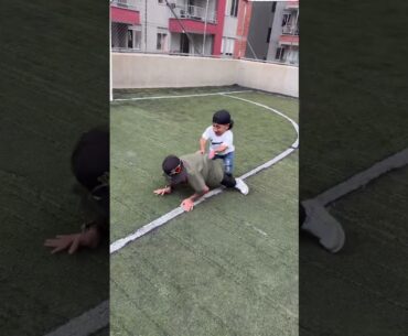 Calvin no sabe jugar al futbol!