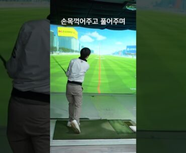 클럽 코킹하고 다시 손목풀어주며 클럽 원심력아로 편하게 던지기 멀리 똑바로 필드샷!