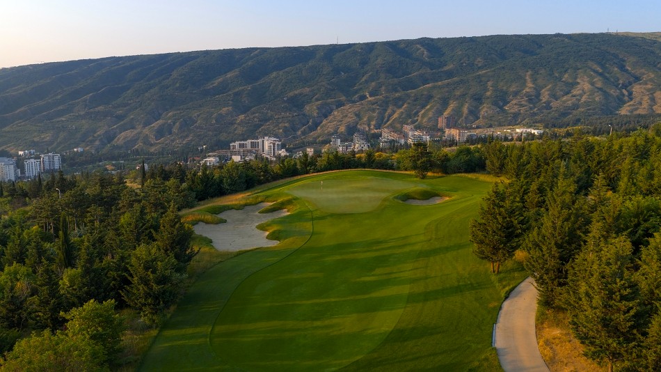 Kevin Ramsey has created large and contoured greens at Paragraph Tabori, as seen at the par-three third (Photo: Kevin Murray)