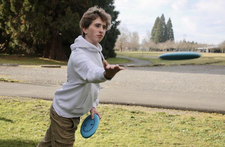 Gresham teen embarks on year-long, cross-country pro disc golf journey