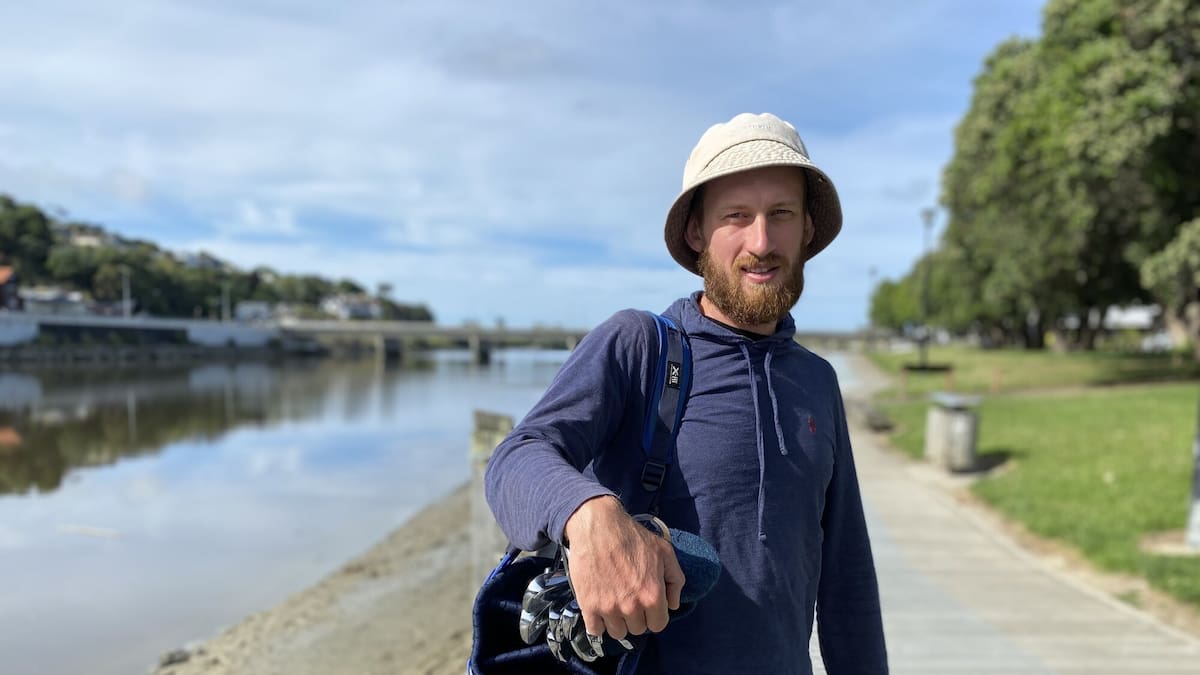 Mangawhai’s Dougie Haynes attempts Te Araroa trail with 2 sets of golf clubs to raise money for KidsCan