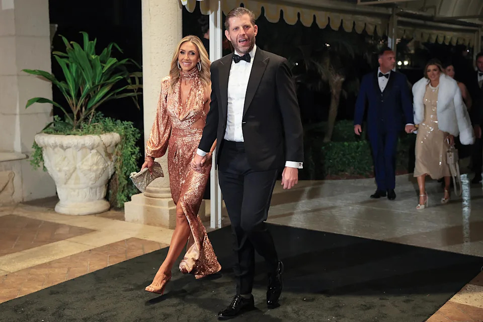 Eric and Lara Trump arrive to ring in the new year with dad Donald. / Joe Raedle / Getty Images