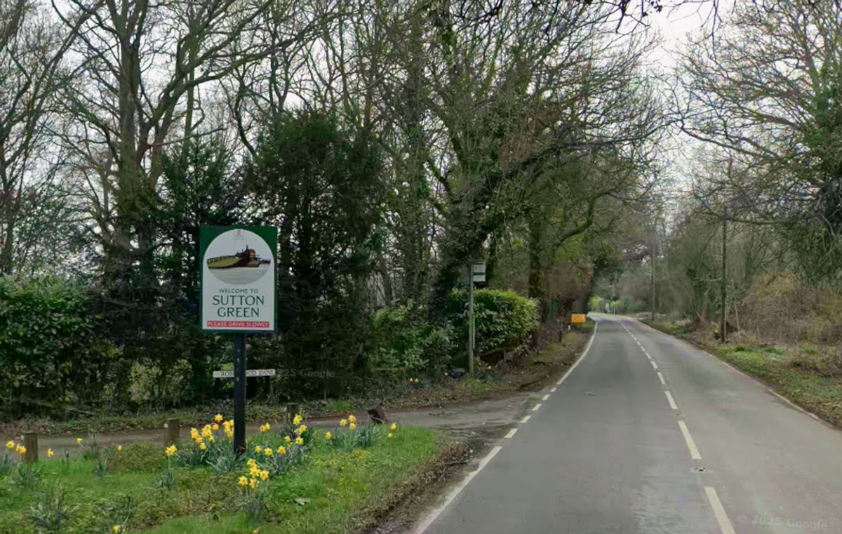 Sutton Green is a small village of less that a thousands residents just outside Woking. It neighbours Jacob's Well in the south and Mayford in the north