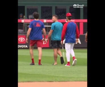 Phillies set their fantast football draft order with golf chipping contest ⛳🏈