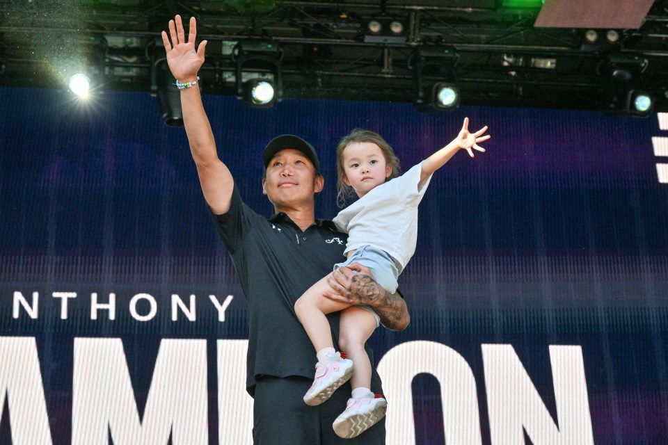 Kim celebrated his remarkable victory with his daughter Isabella