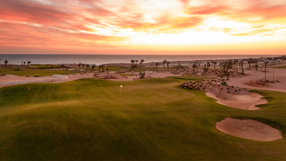 Holes on the windswept site are separated by the desert landscape, which features native plants and palms (Photo: Kevin Murray)