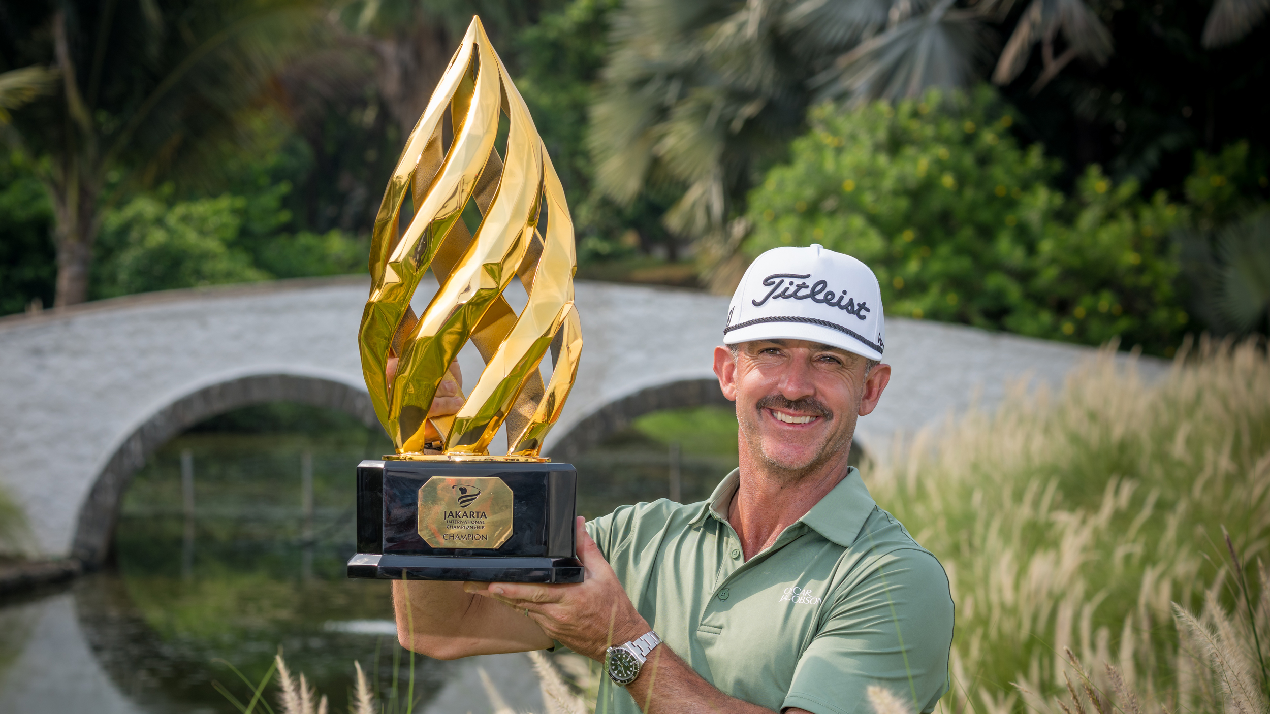 Wade Ormsby holds up the Jakarta International Championship 2025
