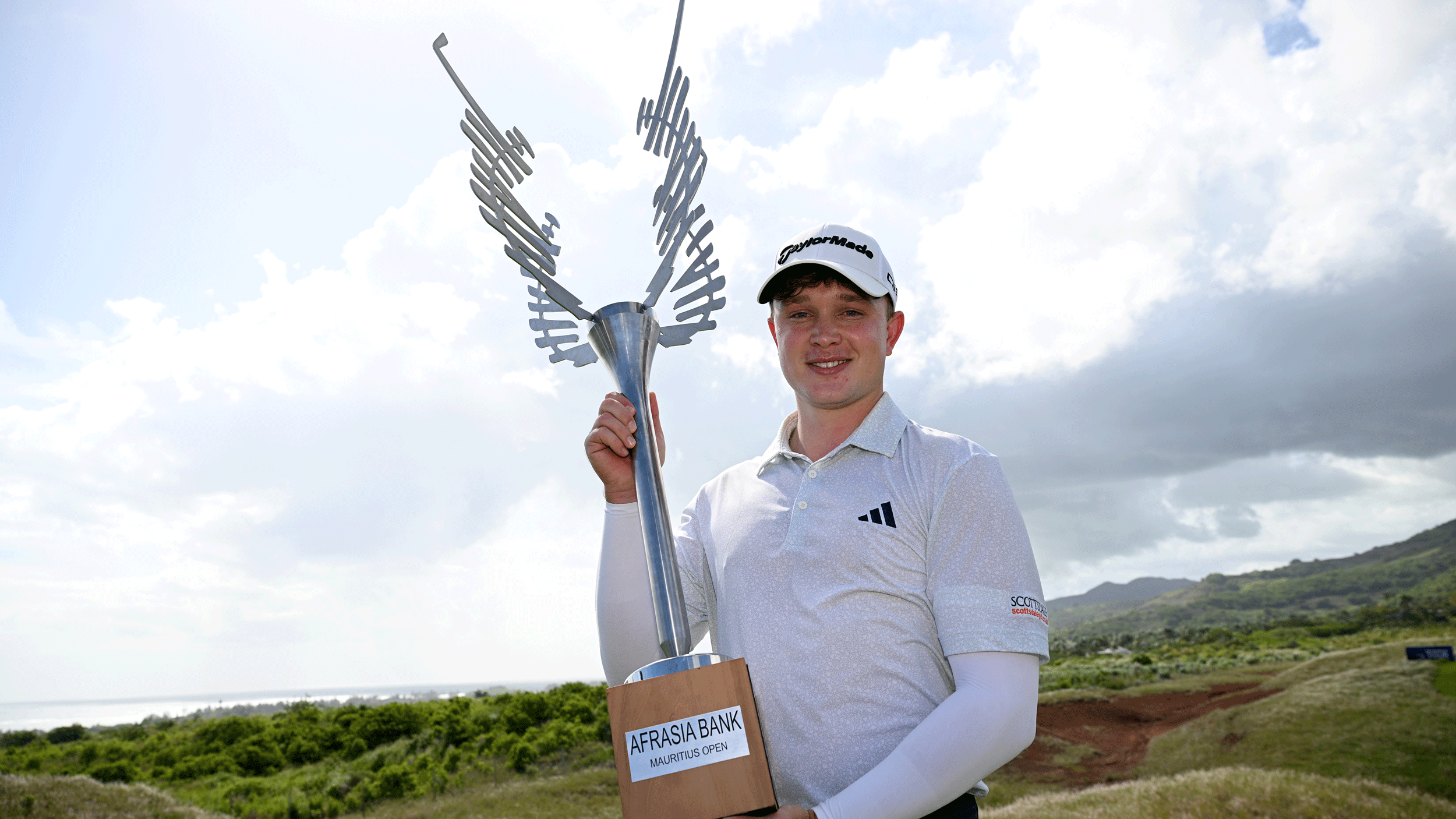 Jayden Schaper poses with the AfrAsia Bank Mauritius Open trophy in 2025