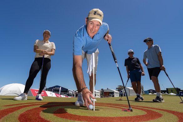 Golf Australia CEO James Sutherland (centre, at Royal Melbourne in December) backed Ponting’s bid to join the club.