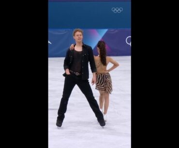 Madison Chock and Evan Bates with a beautiful rhythm dance that takes them up to second place! ⛸️🫶