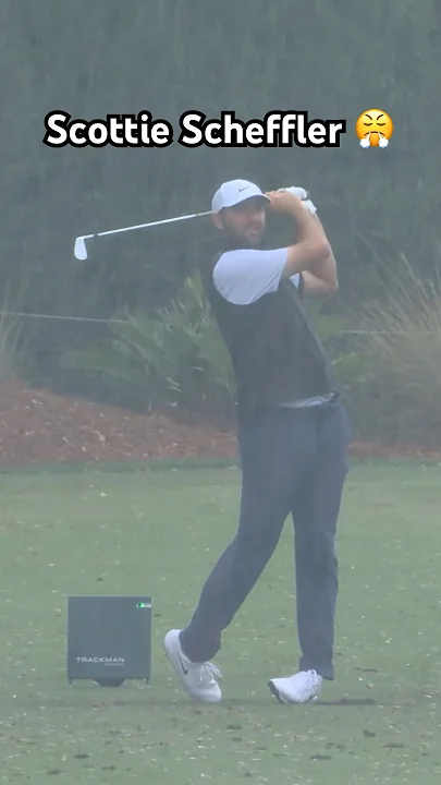Scottie Scheffler GRINDING on the range in the rain 🌧️ - YouTube