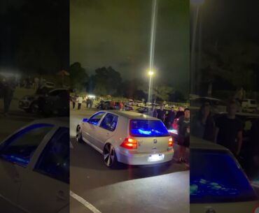 Golf chegando no evento muito lindo