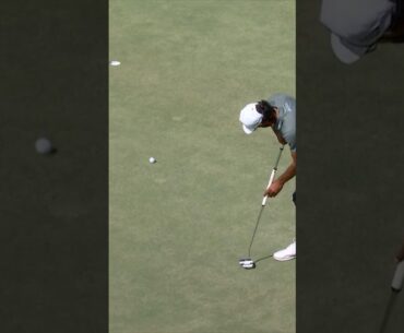 Akshay aces left-handed putt 🫲