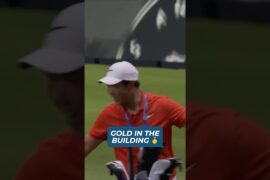Matthew Tkachuk shows off the gold… Tom Kim couldn’t resist 😂 #golf #tgl