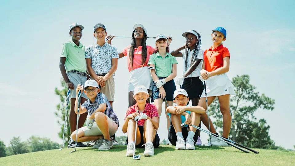  Group of junior golfers. 