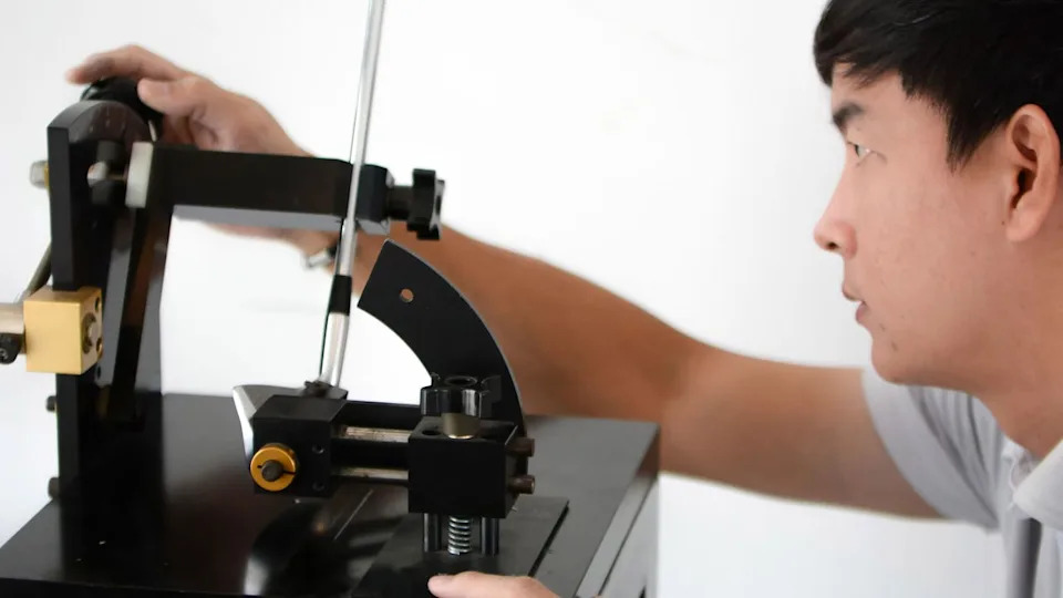 Measuring the loft of an iron. 
