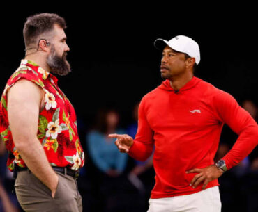 Tiger Woods gives Jason Kelce putting tips during TGL appearance