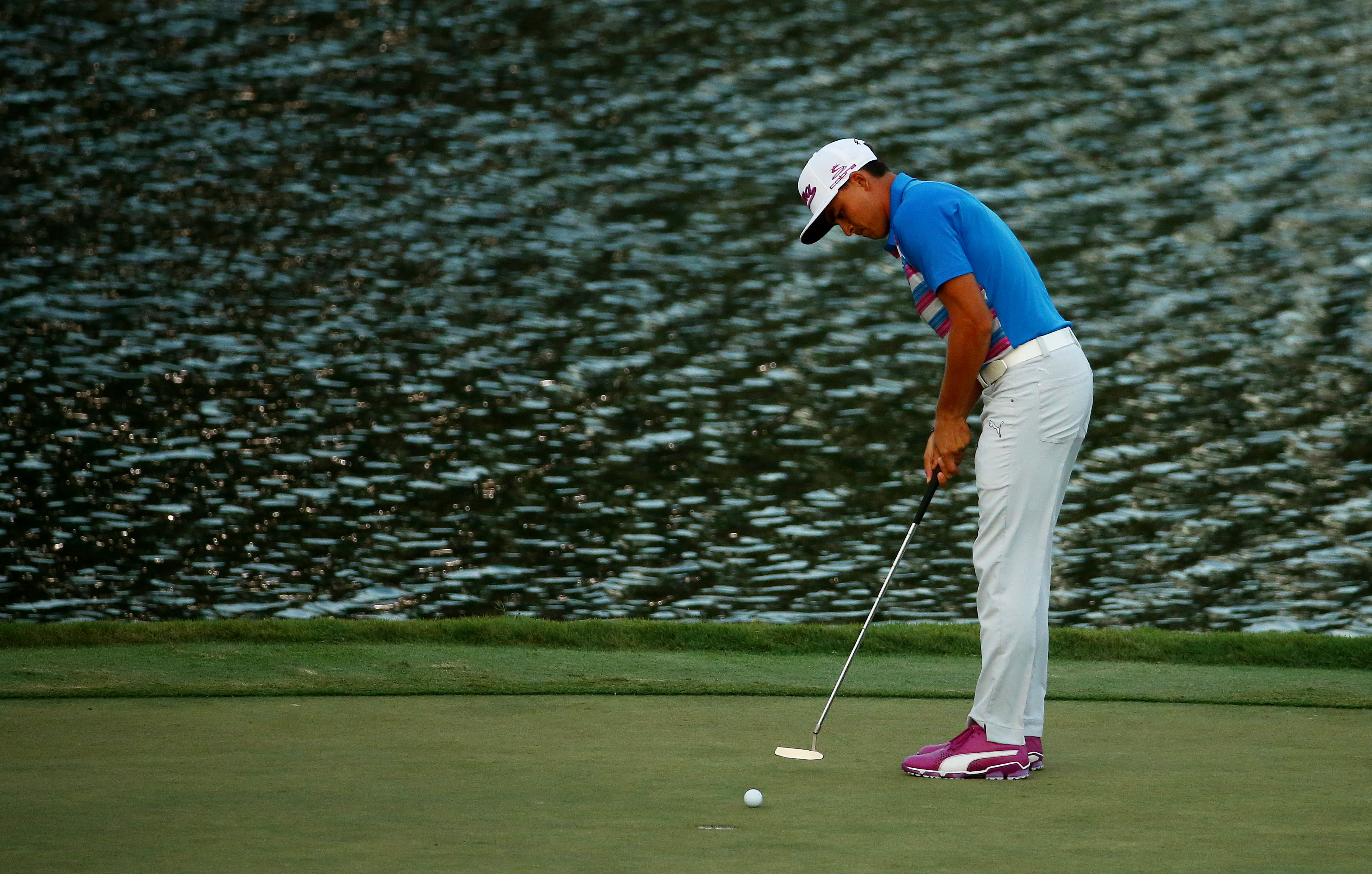 Rickie Fowler hits a putt