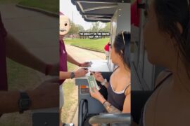 “i’m flirting with the beverage cart lady”😭 #golf #job #service #golfer #tips