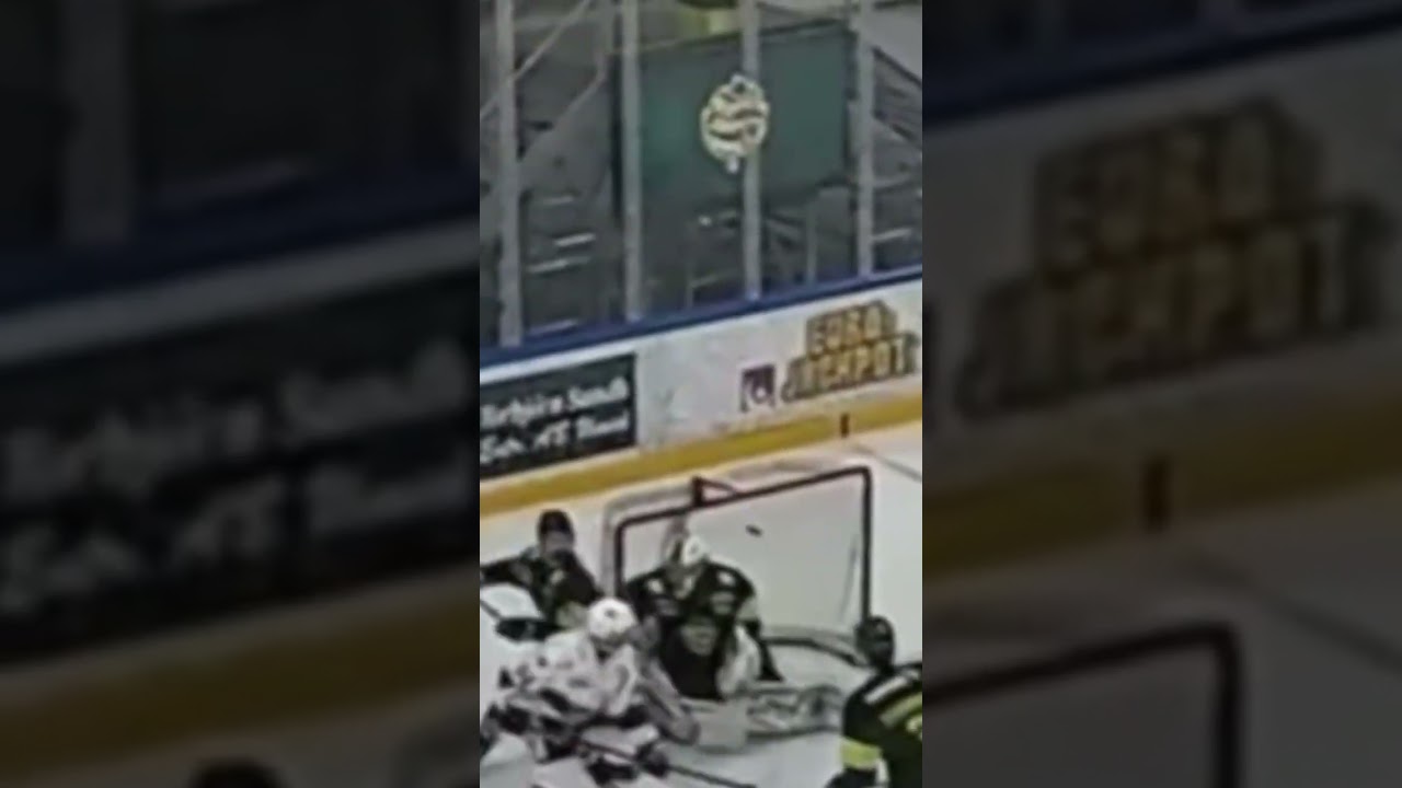 Elias Sunebäck slår in pucken med sin axel (Sollentuna HC J20 IF Björklöven J20 i Sverige) (#Shorts)