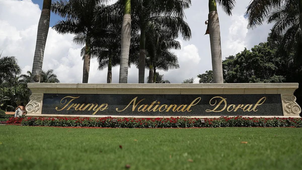 new-giant-gold-donald-trump-statue-debuts