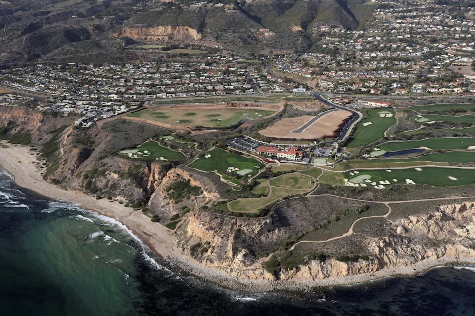 The Trump National Golf Club in Rancho Palos Verdes sits between the Pacific Ocean and Palos Verdes Drive South, where the alleged gunman was spotted. / LUCY NICHOLSON / REUTERS