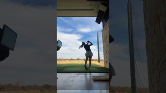 Come to the driving range with me😋#drivingrange #golfbabe #golfgirls #golfclubs #golfoutfit