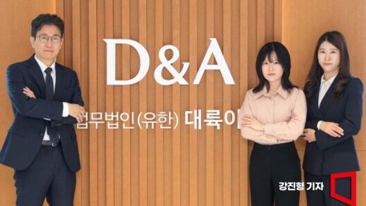 Sunsun Choi, attorney at DLA Piper Korea (from left), Jung Eun Kim, attorney at DLA Piper Korea, and Jihae Ahn, attorney at DLA Piper Korea, are posing ahead of an interview with The Asia Business Daily on the 30th at DLA Piper Korea in Gangnam-gu, Seoul. Photo by Jinhyung Kang