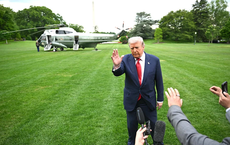 Donald Trump speaks to journalists as he makes his way to board Marine One on May 8, 2026. / MANDEL NGAN / Mandel NGAN / AFP