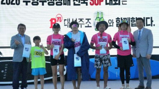 Choi Seongwook, Head of Sales Division at Daesunju (first on the right), and the winners of the 2026 Suyeong District Office Cup National SUP Competition posed in front of the camera.